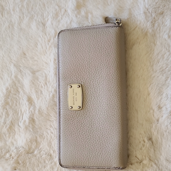 Tan Michael Kors wallet - Picture 1 of 3